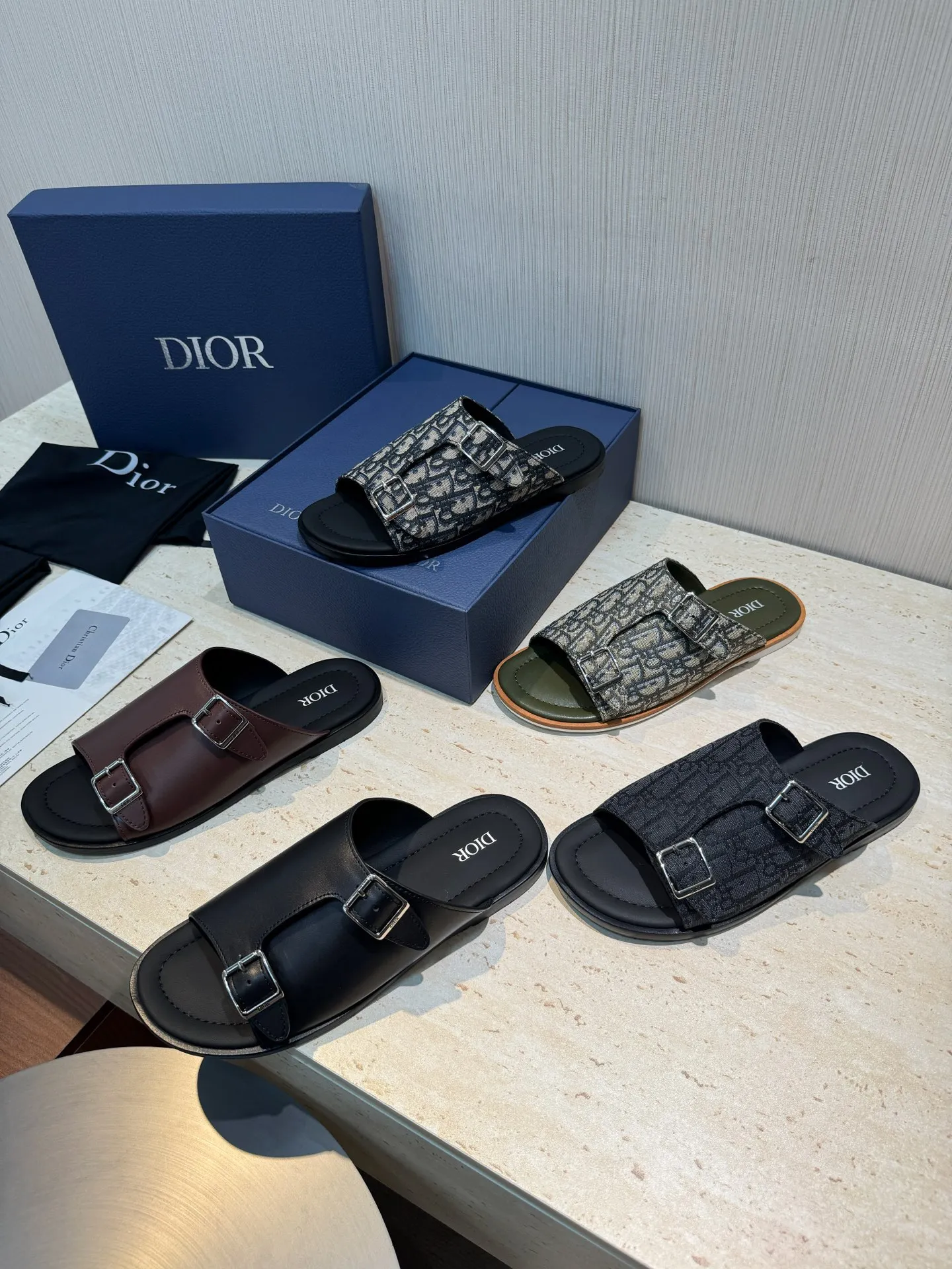 Men's shoes 💰: 340💰 Made in Dongguan. Purchasing-grade top version (Dior) Alia men's leather slippers. This Alias ​​sandal is a new summer product, showing a casual and elegant style. Carefully crafted with grained cow leather, Oblque printed fabric, and cowhide lining! Cross-strap design with metal-clad brass CD Diamnd logo. The imported cowhide leather and rubber soles add sophistication and comfort, and are decorated with Obliue print-effect non-slip panels for added style! -Suitable for outdoor drivers driving shoes🚗. -Size: 39-44 (38.45 customized).